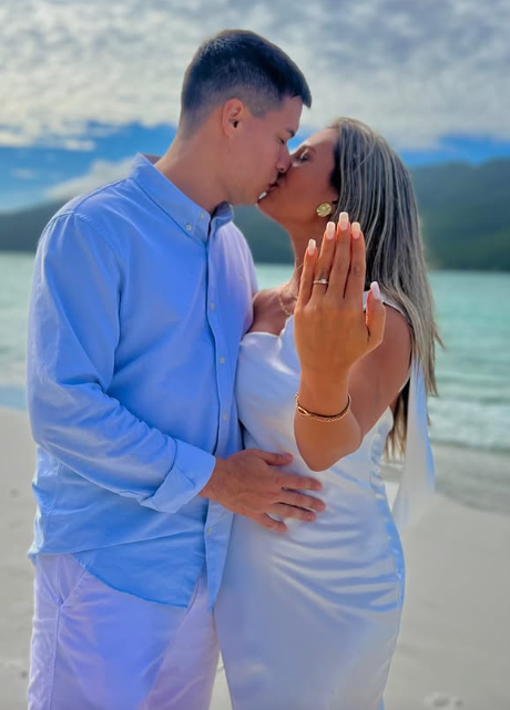 Larissa y Marcos celebrando su compromiso