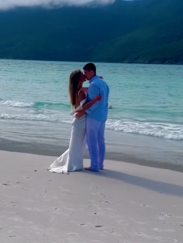 Un beso a orillas del mar