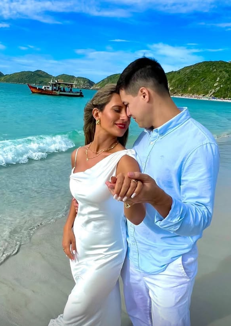 Larissa y Marcos juntos frente al mar